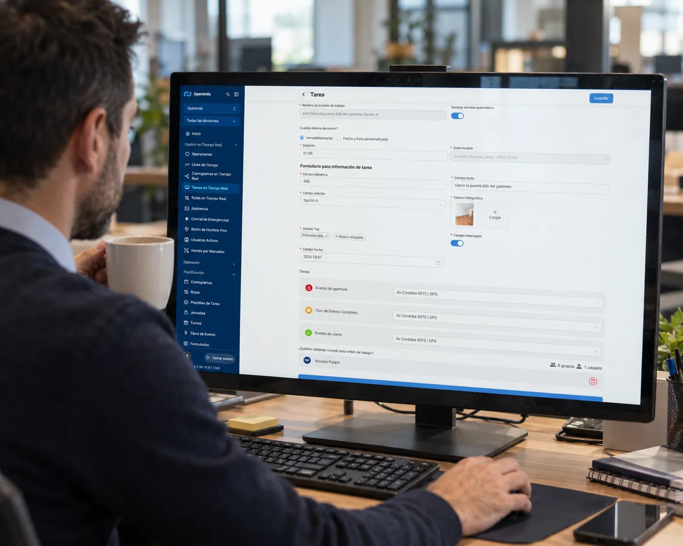Persona creando una orden de trabajo desde la plataforma de Guarnic